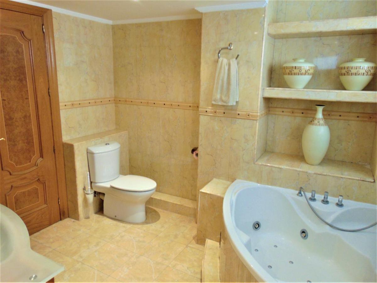 Beachfront, Two Bed- & Bathrooms, Private Parking Fuengirola Esterno foto