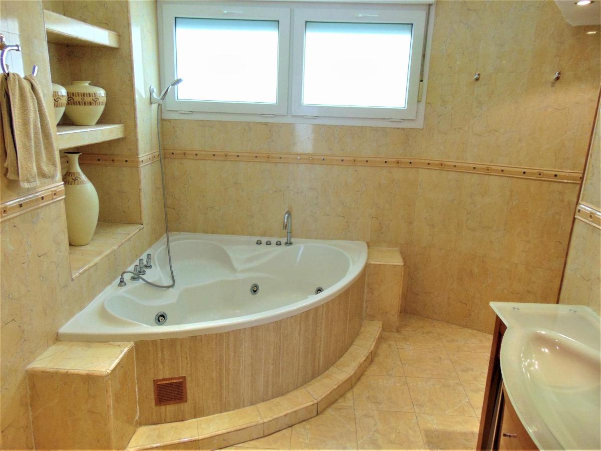Beachfront, Two Bed- & Bathrooms, Private Parking Fuengirola Esterno foto