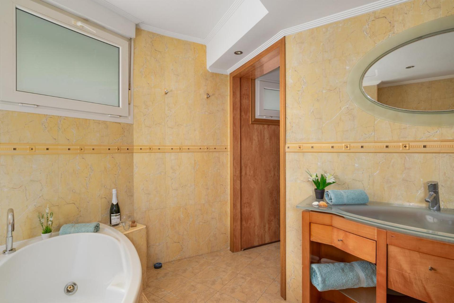 Beachfront, Two Bed- & Bathrooms, Private Parking Fuengirola Esterno foto